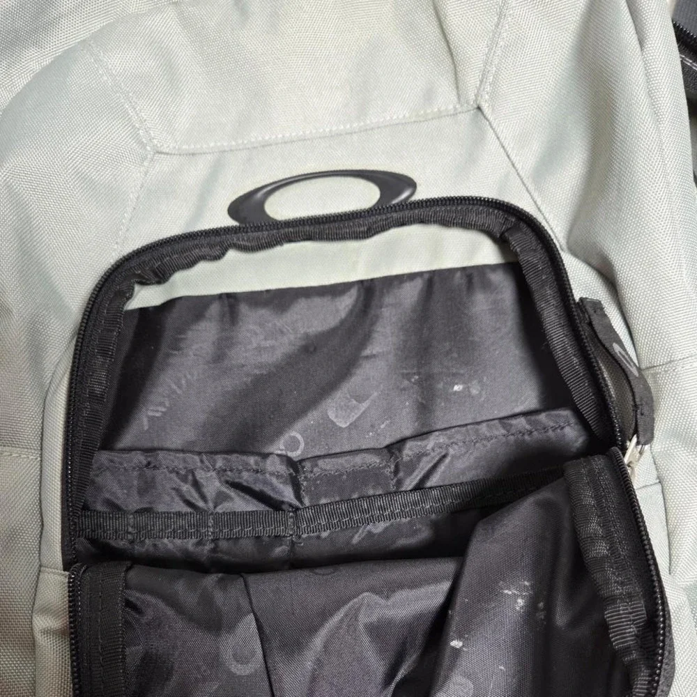 2013 Oakley 3 Pocket Tactical Backpack Gray 20x15x7‎